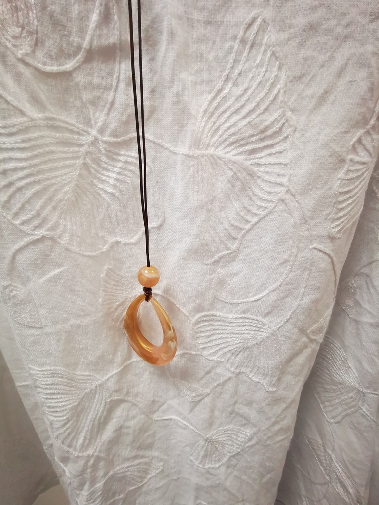 blouse Gincko +collier blanc