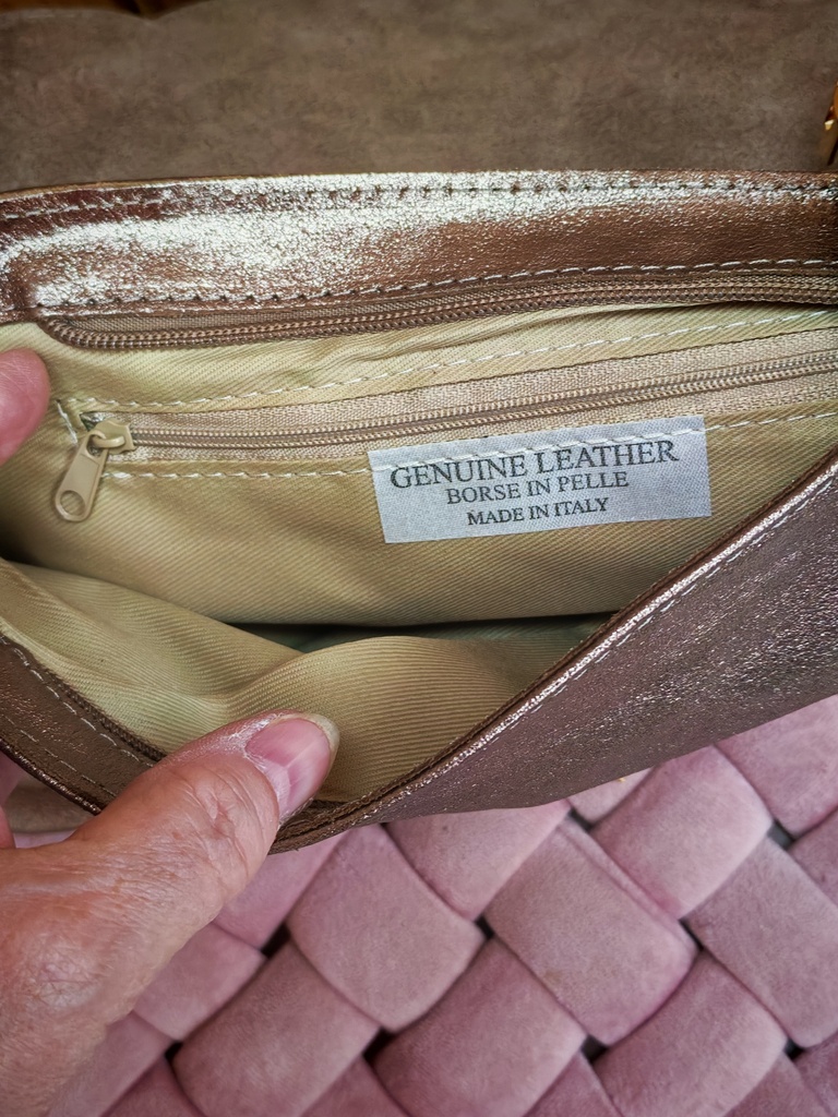 Pochette rabat cuir irisé "Mirage" doré