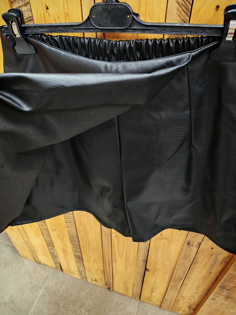 Short-jupe simili noir