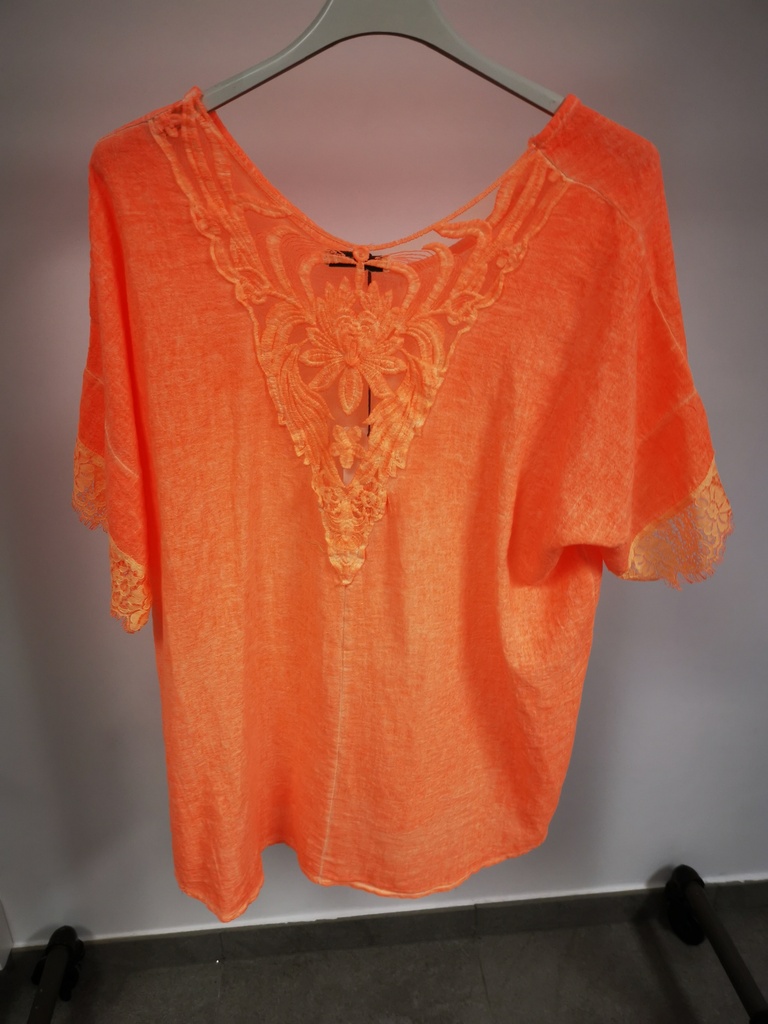 Blouse dos dentelle et manches orange fluo
