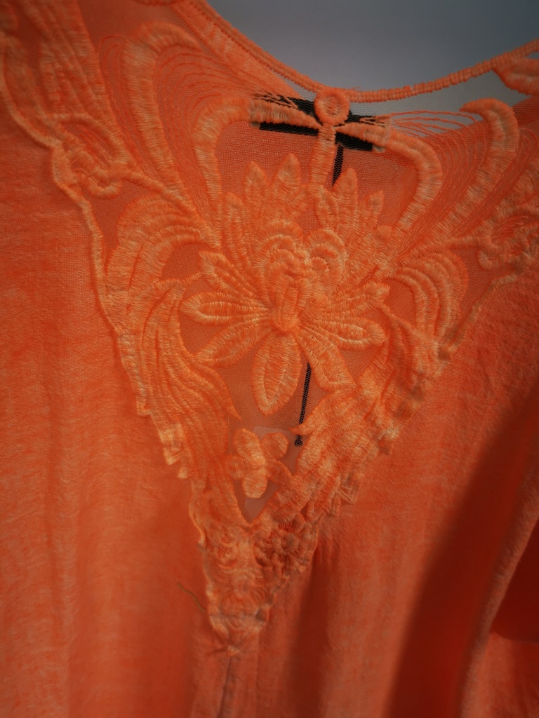 Blouse dos dentelle et manches orange fluo