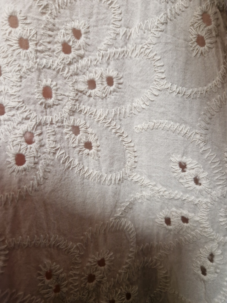 Blouse "Mirlande" broderie anglaise beige (TU 46 à 54)