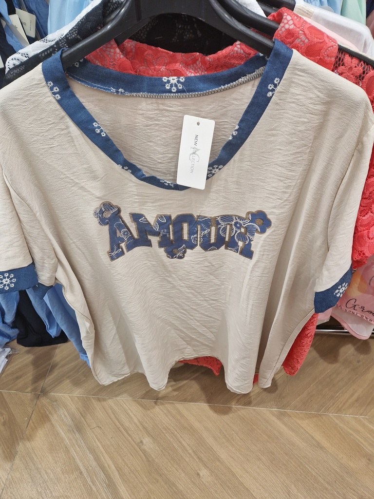 Blouse "Amour" beige, col et manches en jeans 