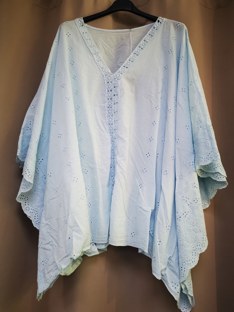 Blouse poncho "Dorine" avec broderie anglaise bleu ciel