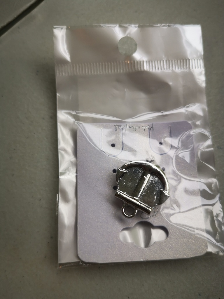 Broche aimantée ancre argentée