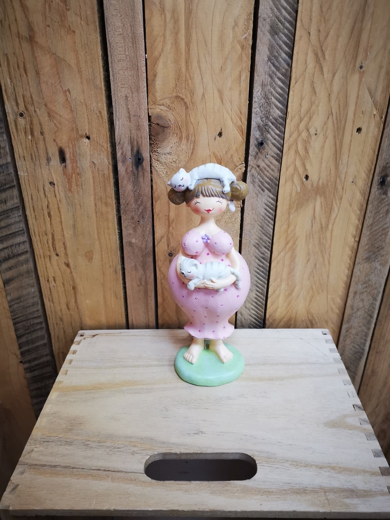 Dame ronde et chat rose