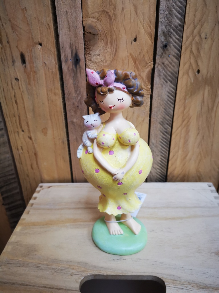 Dame ronde et chat jaune