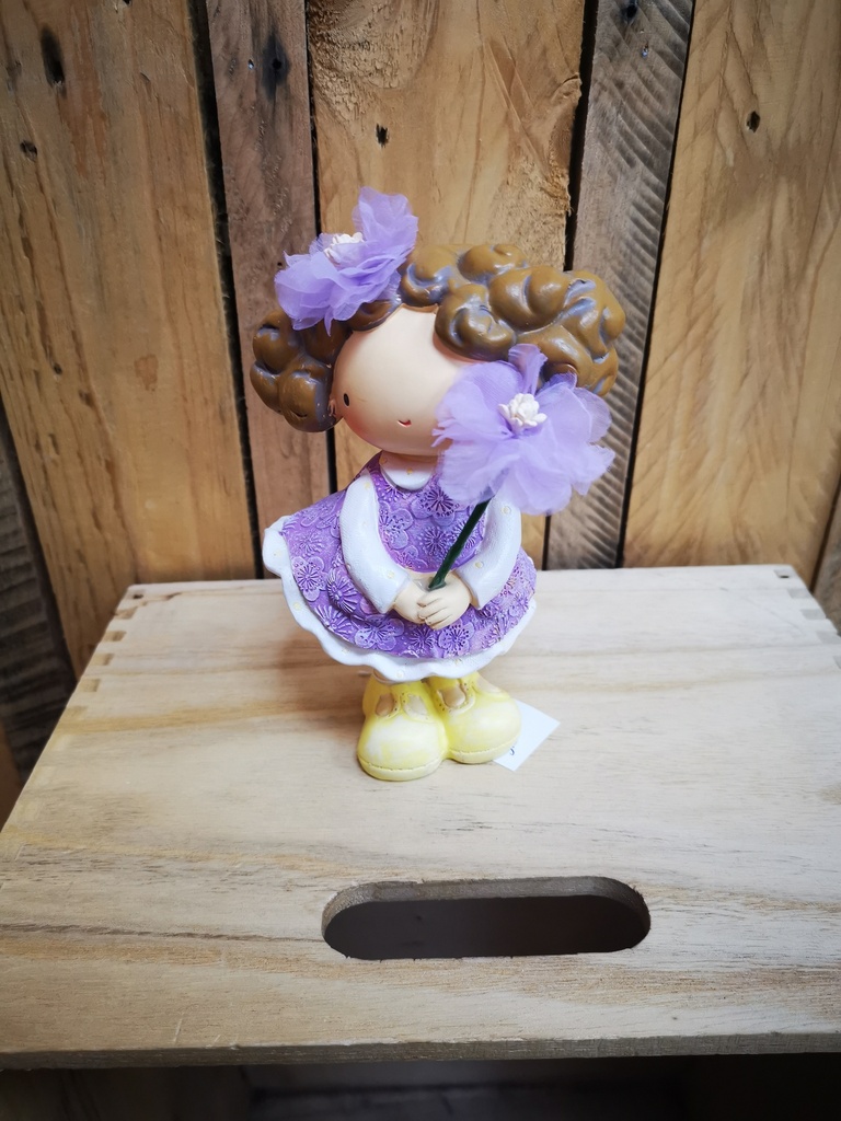 Fille tenant des fleurs lilas