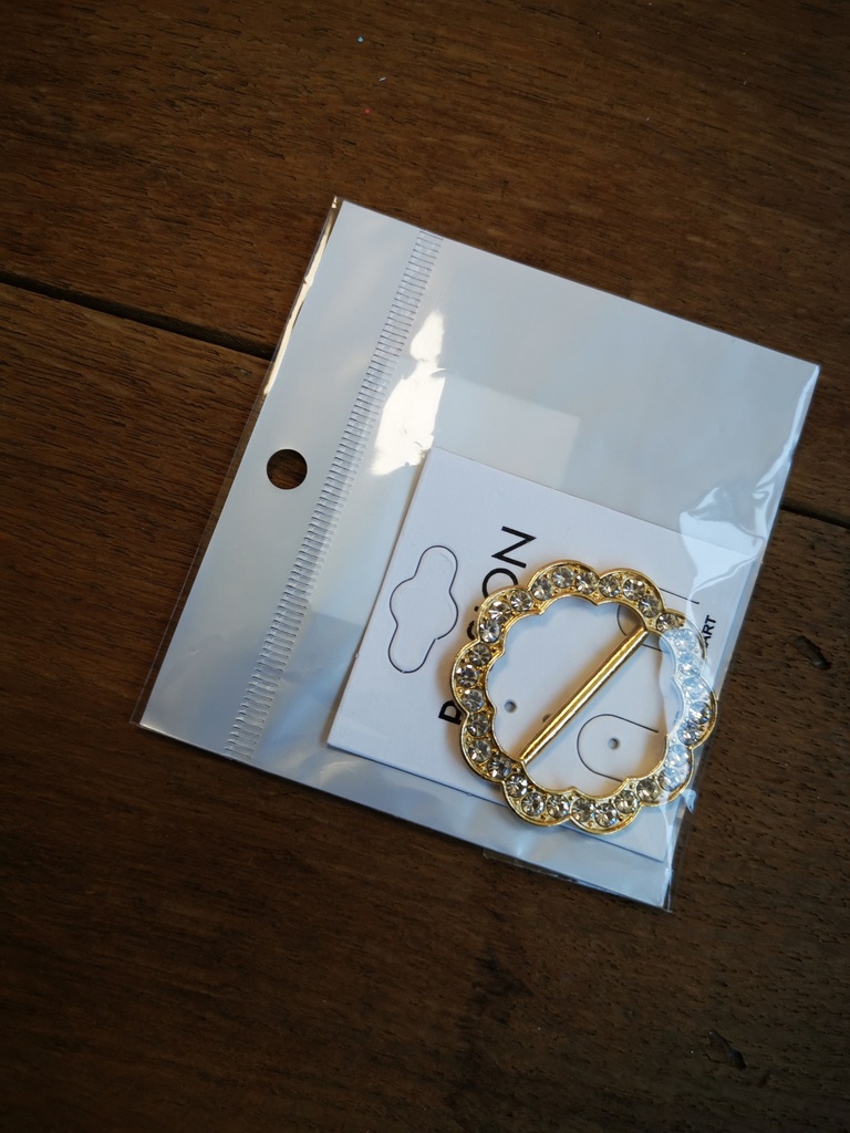 Accessoire pour t-shirt ou foulard fleur ajourée dorée et strass