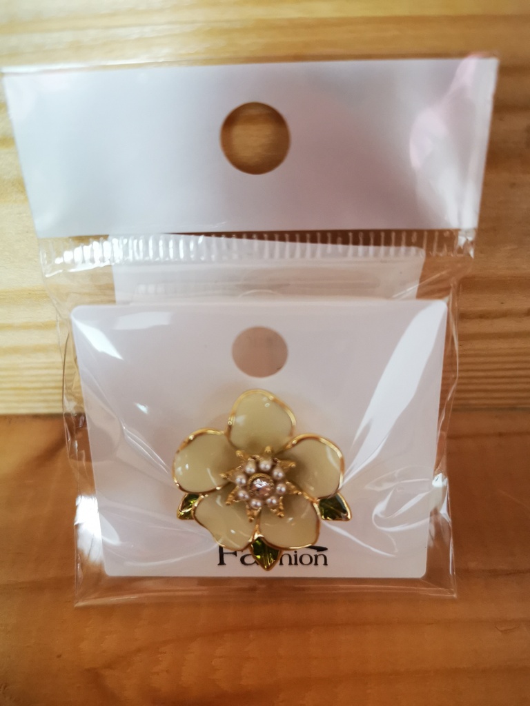 Pin's fleur couleur crème