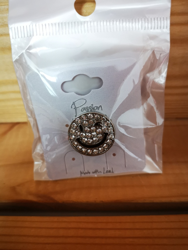 Broche aimantée ronde argentée Smiley strass