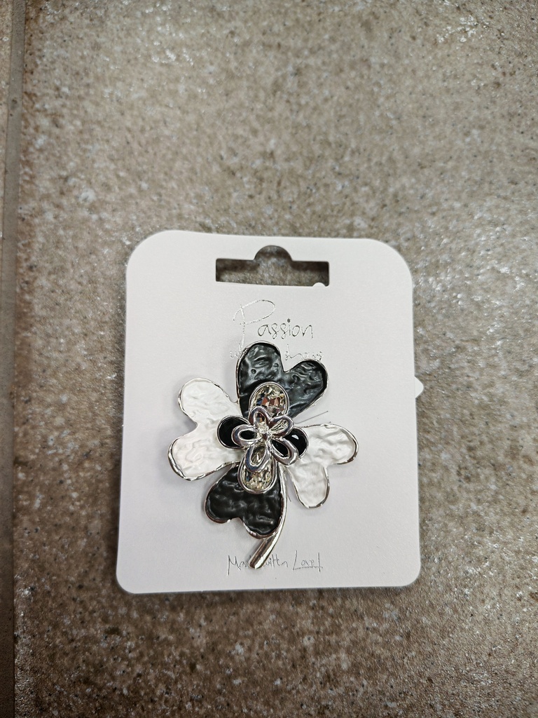 broche aimantée trèfle tons noir-blanc