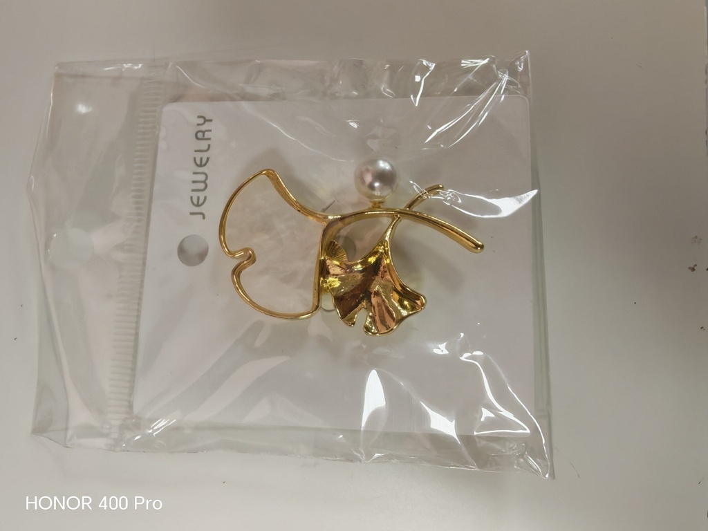 Broche aimantée ginko doré