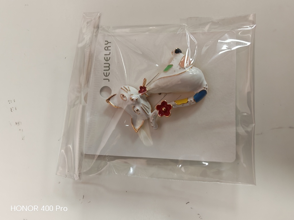 Broche aimantée chat blanc