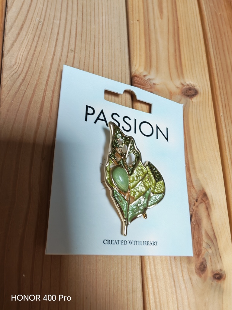 Broche aimantée feuille ajournée verte