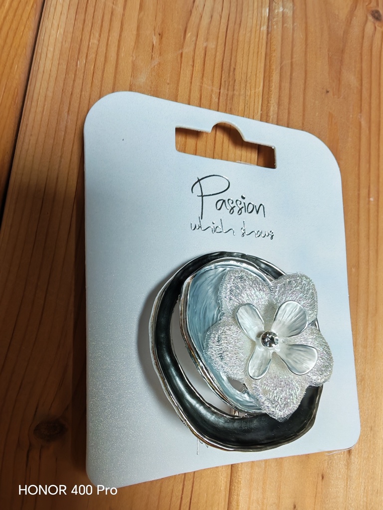 Broche aimantée rond fleur blanc-gris