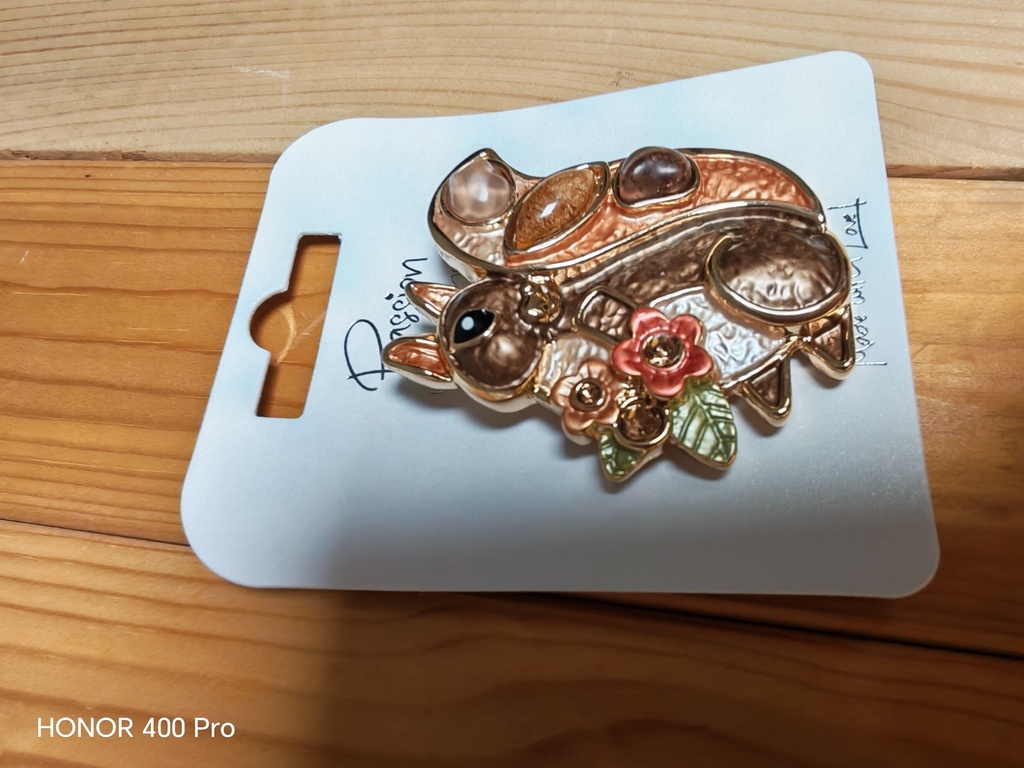 Broche aimantée écureuil fleurs 