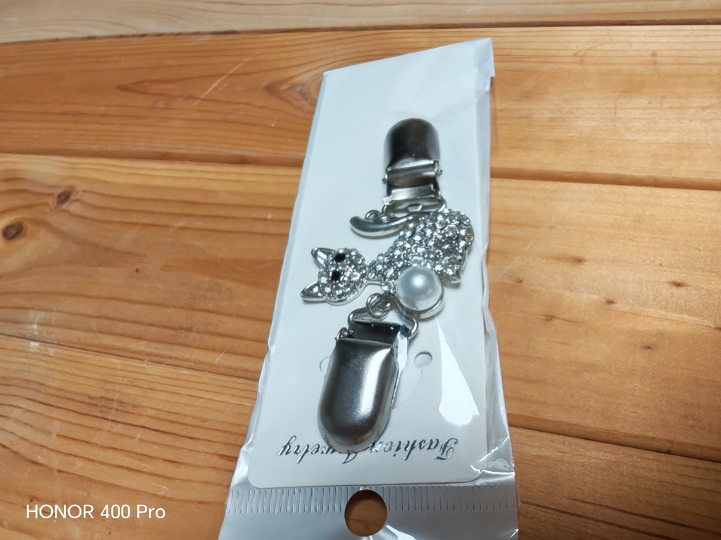 Attache gilet chat argenté strass