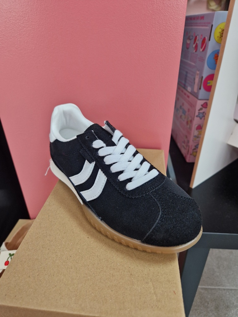 Baskets noires lignes blanches