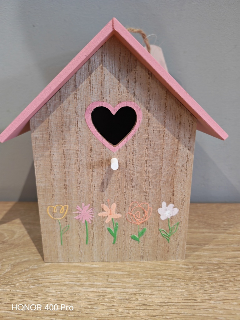 Maison à oiseaux en bois rose pâle et fleurs 