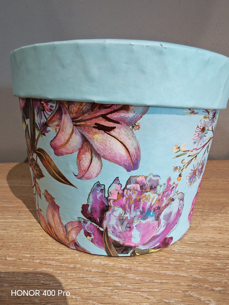 Boite ronde bleue ciel fleurs roses
