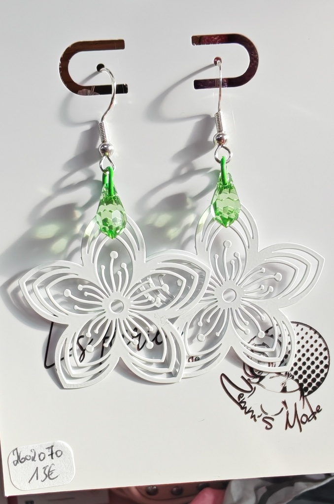 Boucles d'oreilles fleurs ajourées blanches gouttes Reinvented peridot 