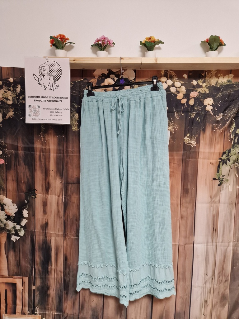 Pantalon gaze de coton vert eau fond broderie anglaise