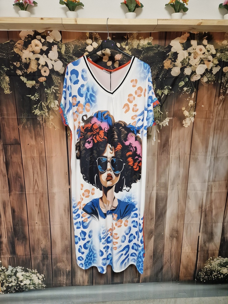 Robe matière maillot dame cheveux bouclés