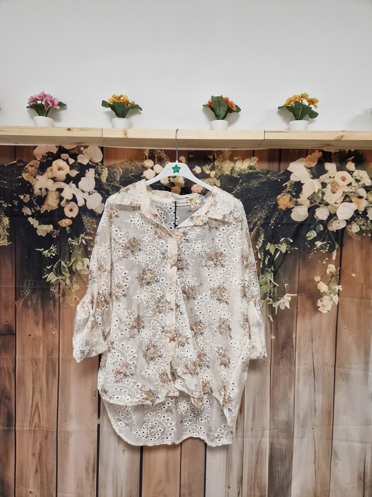 Chemise fleuries broderie anglaise fond beige fleurs brunes