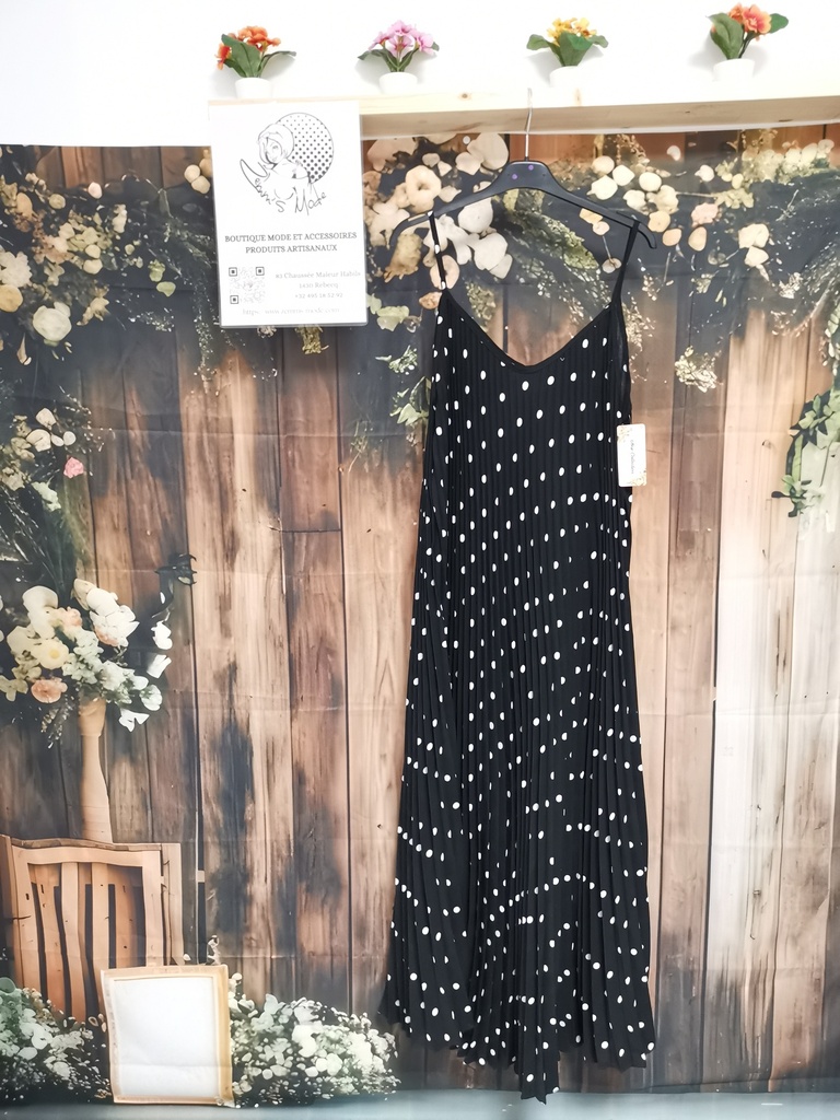Robe longue plissée noire à pois