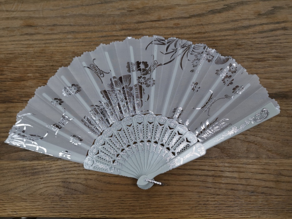 Eventail blanc motifs argentés