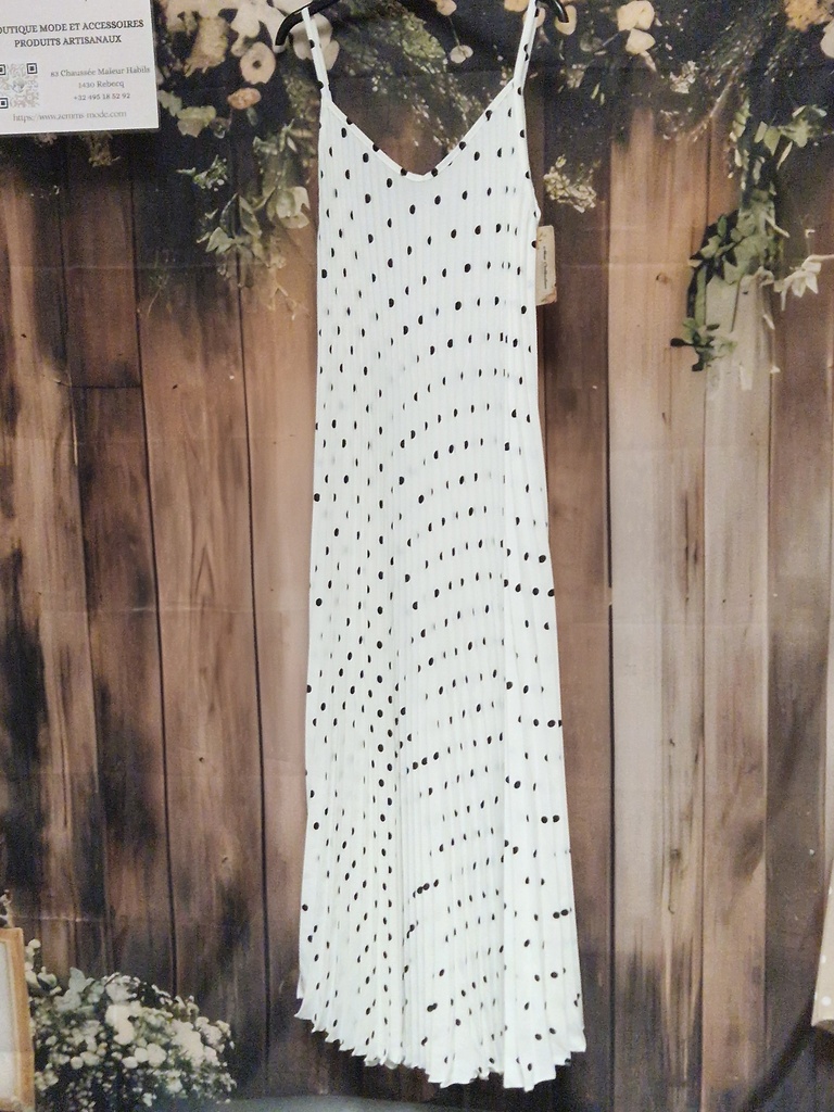 Robe longue plissée blanche à pois