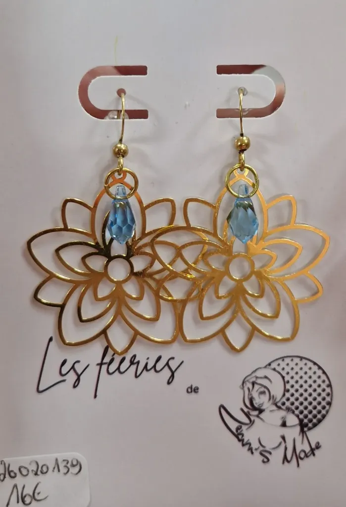 Boucles d'oreilles dorées fleurs ajourées gouttes Aquamarine