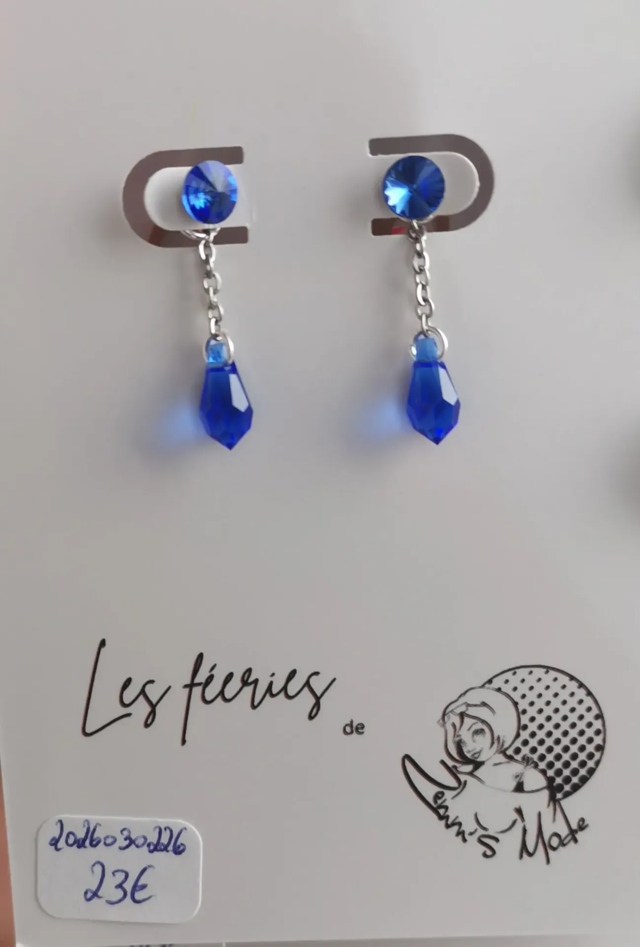 Clous d'oreilles argentés et gouttes Majestic Blue