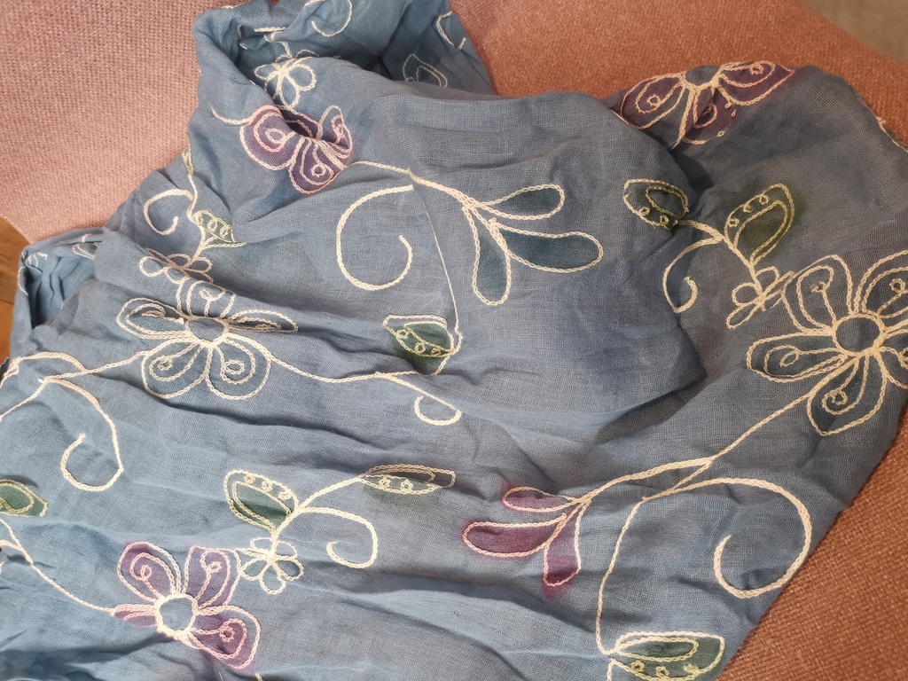 foulards bleu fleurs brodées