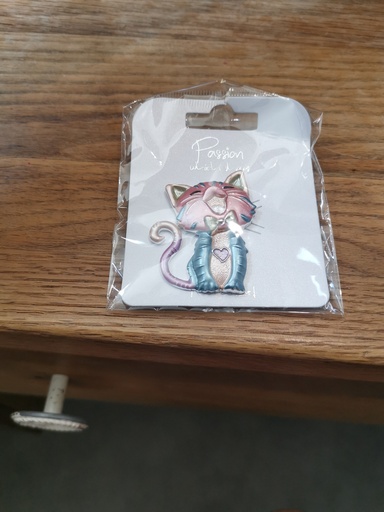 Broche aimantée chat amusant bleu et rose