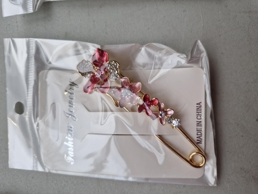 Broche foulard-gilet fleurs rose, fuchsia, doré avec strass