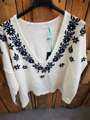 Pull"An-Cha" avec fleurs brodées noires, encolure en V