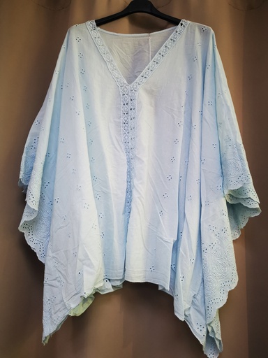 Blouse poncho "Dorine" avec broderie anglaise bleu ciel