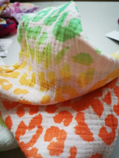 Foulard en gaze de coton fluo "Nala" arc-en-ciel