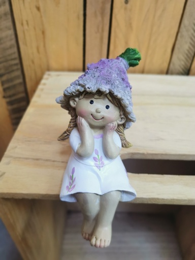 Fille assise avec robe blanche et lavande