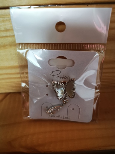 Broche aimantée argentée Papillon nacré cristal