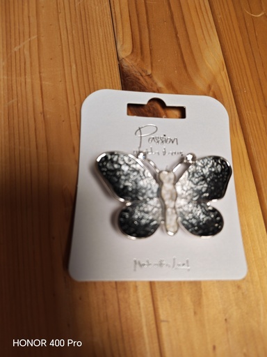 Broche aimantée papillon strass antenne gris