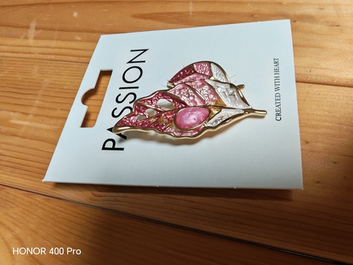 Broche aimantée feuille ajournée rose