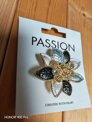 Broche aimantée fleurs strass multi pétales bleu-gris