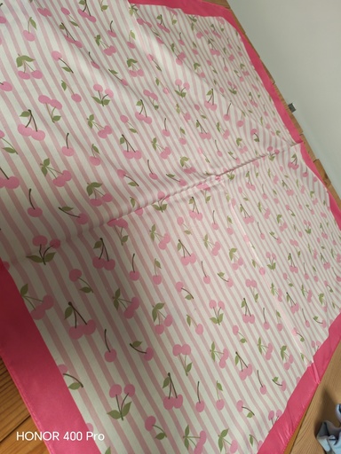 Foulard soyeux cerise rose