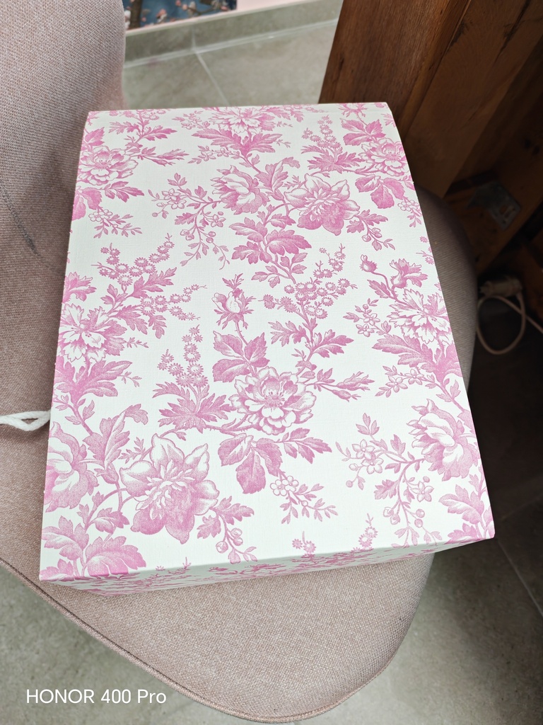 Boite à cadeaux rectangulaires rose et blanche