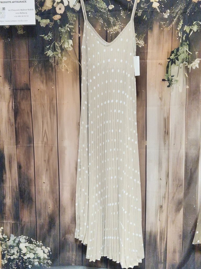 Robe longue plissée beige à pois