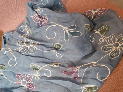 foulards bleu fleurs brodées